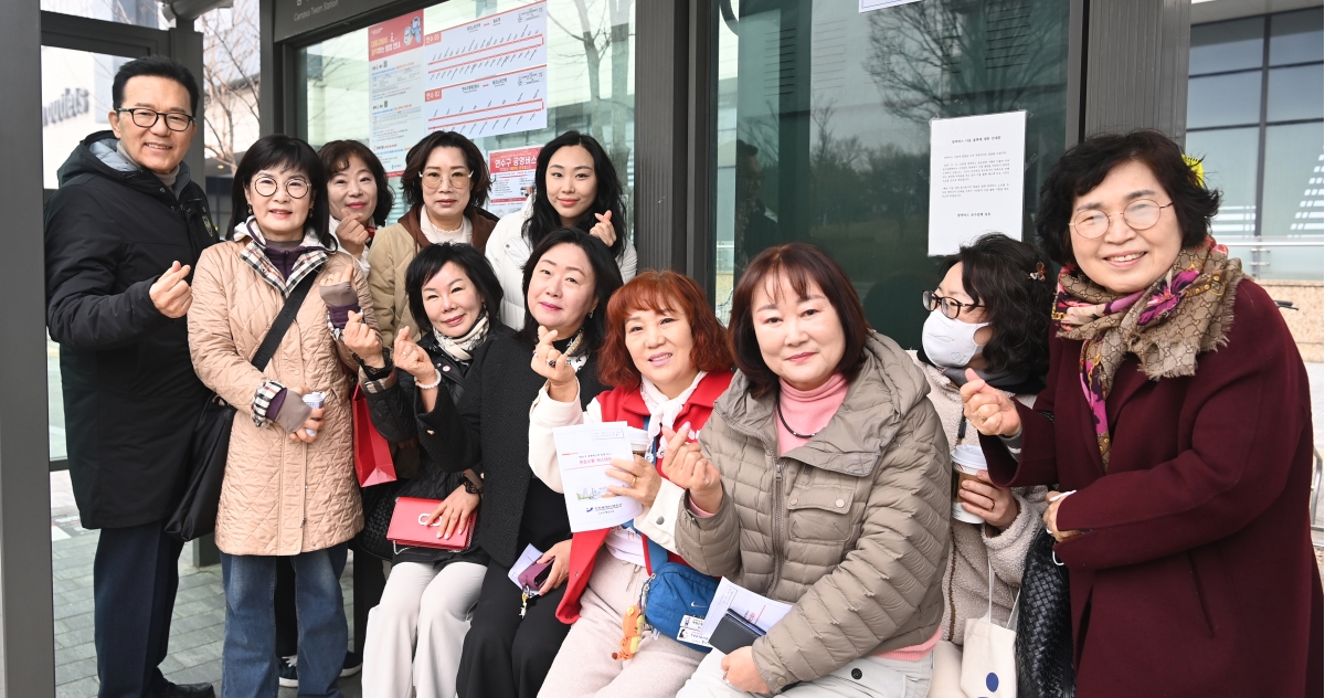 연수구는 지난 11일 연수구 공영버스에서 구민들과 직접 소통하는 현장소통 버스데이를 진행했다
